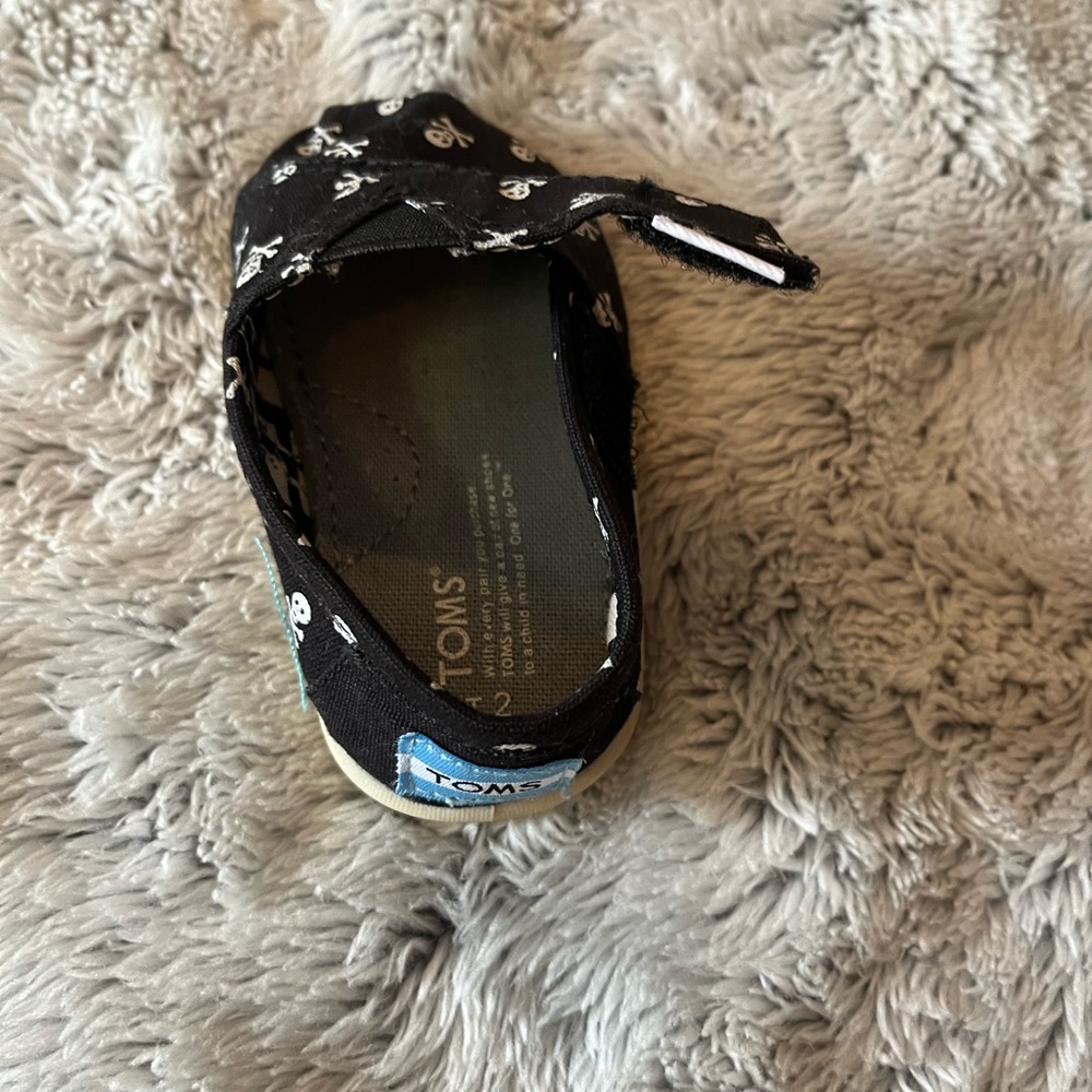 Toms black skull crossbones shoes Toddler size 2 - Picture 5 of 5